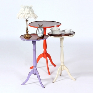La serie de mesas de centro 1314 está hecha de madera de caoba envejecida de alta calidad con un acabado liso y pulido, y se vende a un precio asequible. - Product Image 6