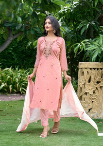 Ensemble de fête 3 pièces pour adultes en pur coton brodé Kurti avec poche et Dupatta - Product Image 5