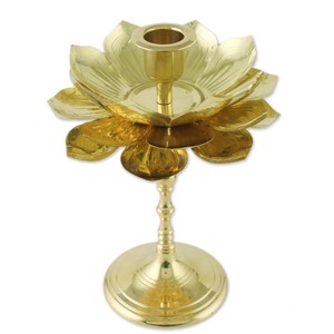 Portavelas de loto de latón Diseño floral elegante Acabado pulido hecho a mano Acento decorativo Perfecto para la decoración del hogar y del templo - Product Image 2