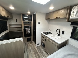 รถบ้านหรูใหม่ VAN ขับเคลื่อน 4 ล้อ 4x4 สำหรับ 4 คน สำหรับการเดินทางออฟโรด ตัวถังไฟเบอร์กลาส พร้อมเตาไมโครเวฟ ห้องน้ำ เตียงนอน และทีวี - Product Image 5