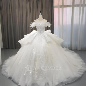 Robe de mariée moderne OY018 en tulle avec traîne chapelle, ornée de fleurs, de cristaux, de paillettes et de perles - Product Image 2