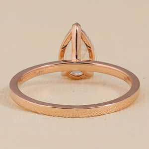 Anillo de Compromiso Solitario con Diamante de Corte Pera Cultivado en Laboratorio con Engaste Elegante - Product Image 1