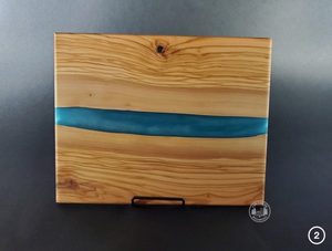 Tabla de cortar epoxi de resina y madera de olivo artesanal, tabla de cortar de cocina de madera natural colorida hecha a mano de tamaño personalizado - Product Image 2