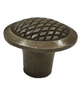 Perillas artesanales de hierro hechas a mano con diseños únicos para agregar un toque personal a los cajones y tocadores de la cocina - Product Image 2