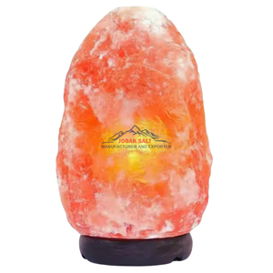 โคมไฟหินเกลือหิมาลัยเป็นมิตรกับสิ่งแวดล้อมพร้อมแกะสลักลายฐานไม้สไตล์ฮวงจุ้ยสำหรับตกแต่งบ้าน - Product Image 1