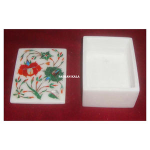 Incrustation de marbre blanc faite à la main exclusive à l'aspect attrayant avec une belle boîte de rangement de bijoux de conception de fleurs à des fins de cadeaux - Product Image 1