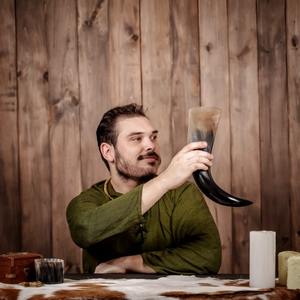 Corne d'hydromel traditionnelle pour les Vikings faite à la main à partir de corne et conçue pour boire lors d'événements médiévaux ou nordiques - Product Image 5