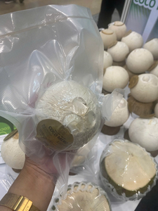 El mejor proveedor delicioso Coco joven pelado de origen agua dulce en Vietnam - Product Image 2