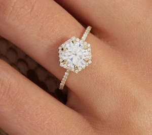 Forma hexagonal y corte redondo Anillo de compromiso de moissanita de plata esterlina Hermoso anillo Regalo de joyería personalizado para ella - Product Image 4