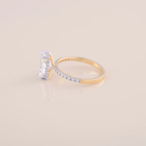 Anillo de compromiso de oro amarillo, blanco y rosa de 9K con diamante cultivado en laboratorio de corte radiante de 1.10 ct y pavé redondo de 0.304 ct - Product Image 5