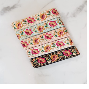 Fleurs brodées sur mesure en plusieurs couleurs dans des motifs ethniques pour diverses fins en largeur de 2 pouces - Product Image 1