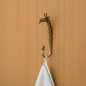 Porte-manteau mural décoratif en forme de girafe vintage, finition laiton antique, pour entrée, chambre ou décoration intérieure. - Product Image 3