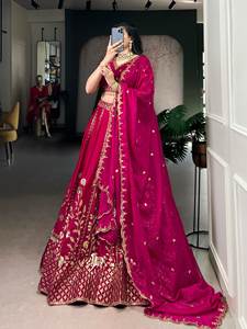 ชุดเลเฮนกาโชลีดีไซน์อินเดียจาก VISHNU K DESIGNS พร้อมผ้าดูปาตตา งานปักดิ้นไหมธรรมชาติ เทคนิคการถักประดับเลื่อม แขนสั้น แบบครบชุด - Product Image 4