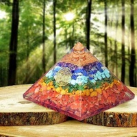 Offre Spéciale : Pyramide Orgone 7 Chakras Sculptée en Cristal Superposé avec Anneau en Cuivre – Vente en Gros
