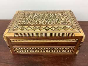 Boîte à bijoux de luxe en bois artisanal traditionnel avec incrustation de nacre et motif floral gravé, forme personnalisable, organisateur de rangement - Product Image 4