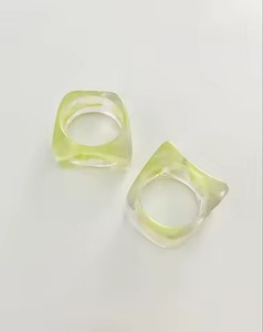 Ronds de serviette en résine pour table à dîner avec une beauté élégante faite à la main pour la décoration d'événements et les réceptions de mariage - Product Image 1