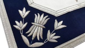 Delantal Masónico UAA Past Master Blue Lodge, Cuero Duradero, Forma Cuadrada, con Bordado a Mano de Hilos Plateados - Product Image 2