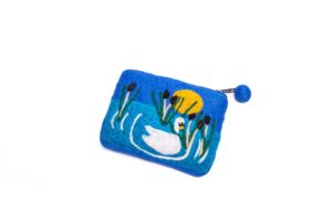 Porte-monnaie à fermeture éclair en feutre écologique fait à la main, sac à bandoulière tendance pour femme, design cygne et coucher de soleil, fleurs du Népal, coton - Product Image 4