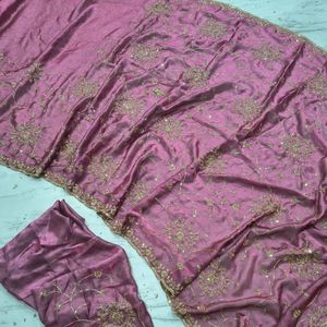 Sari de Diseño Premium con Elegantes Adornos de Cutdana y Lentejuelas, Sari de Satén de Lujo – Hermoso Trabajo de Cutdana - Product Image 5