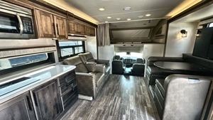 Autocaravana E-n-t-e-g-r-a C-o-a-c-h Accolade XT 35L 2023 usada, lista para vender - Product Image 4