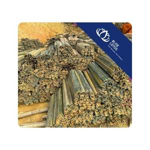 Poteau en bambou à fente très vendu pour le soutien de la construction, les projets de bricolage, la construction de cadres et la mise en place de structures au Vietnam - Product Image 1