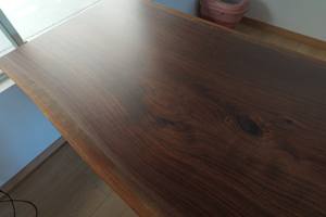 Table à manger en noyer à bord vif, meubles en bois massif faits à la main avec plateau en bois massif à bord naturel et pieds en métal noir lourd pour salle à manger - Product Image 3