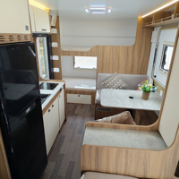 Caravane de luxe pour voyages en famille, hors réseau, avec cuisine complète, salle de bain et intérieur moderne pour une vie de villégiature