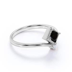 Anillo de Estilo Único con Diamantes Negros y Blancos en Engaste de Puntas Redondas para Mujer - Product Image 2
