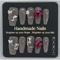 Ongles artificiels en acrylique de forme cercueil nude Lovestruck avec accent cœur en cristal fuchsia, 12 pièces avec colle