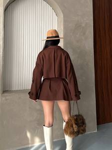 Élégant manteau trench court en mélange de laine marron avec ceinture, manches longues et col châle, idéal pour l'automne - Product Image 1