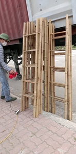 Escalera de bambú diseñada para aportar un toque estético a interiores, para exhibición decorativa y como soporte práctico para subir. - Product Image 4