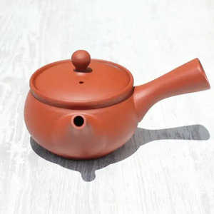 Théière Kyusu en argile rouge avec infuseur en céramique, forme de pot, couvercle et poignée inclus, fabrication Tokoname - Product Image 5
