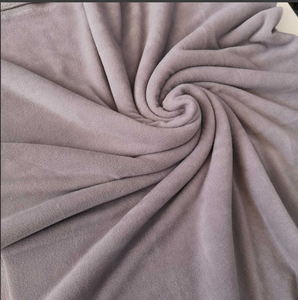ผ้าฟลีซโพลีเอสเตอร์ออร์แกนิก100ขนแกะป้องกันเม็ดโพลีเอสเตอร์180 GSM เสื้อผ้าย้อมสีล้วนๆ128สีต่างกัน - Product Image 5