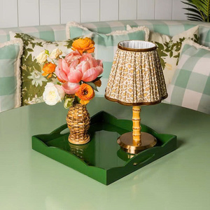 Plateau décoratif ondulé de luxe laqué brillant avec bord festonné unique, plateau de service haut de gamme pour la décoration du salon - Product Image 1