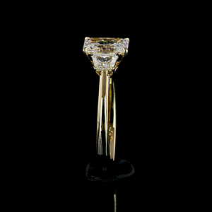 Bague de fiançailles en or jaune 14 carats, 1,38 carats, forme radiante, trois pierres, bijoux de luxe faits à la main, diamant de mariée - Product Image 4