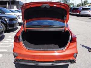 Forte LXS FWD 2024 Rojo Brillante Usado, Volante a la Izquierda, Asientos de Cuero, Sistema de Navegación, Arranque Remoto, Techo Solar, Llantas de Aleación - Product Image 2