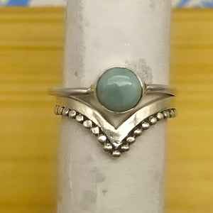 Anillo apilable de Plata de Ley 925 Larimar, anillo artesanal bohemio minimalista ligero con piedra de cabujón de diamante - Product Image 4