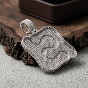 Pendentif Bhatiya Iced avec lettre personnalisée S, Moissanite VVS taille baguette, perle d'eau douce micro-incrustée, en argent sterling 925, breloque rose - Product Image 3