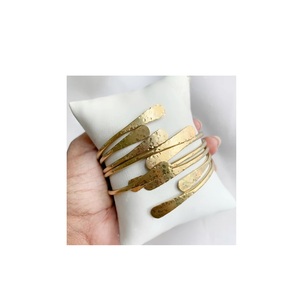 Brazalete de latón dorado de alta calidad INS Brazalete ajustable pesado chapado en oro de 18 quilates para mujer y uso hecho a mano - Product Image 1