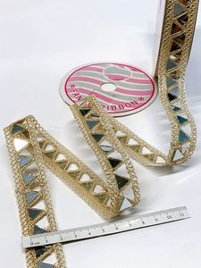 Fleurs sur mesure brodées dans des façons de couleur or et des conceptions de travail en miroir à des fins diverses dans différentes tailles - Product Image 3