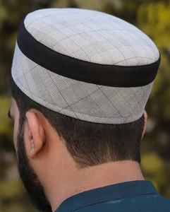 หมวกมุสลิมสวดมนต์เย็บอย่างมีสไตล์พร้อมสวมใส่สบายและการออกแบบที่หรูหราสำหรับชุดกีฬาลำลองและการใช้งานทางศาสนาในชีวิตประจำวัน - Product Image 4