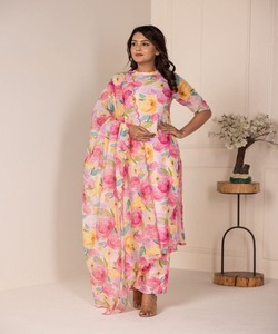 Yukata en velours et lin d'inspiration Bollywood avec broderies complexes et accents de cristal pour un glamour sur le tapis rouge - Product Image 1