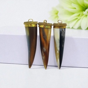 Collier pendentif en corne de buffle léger et élégant Accessoire en corne de boeuf personnalisé écologique Technique polie Artisanat naturel - Product Image 1