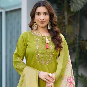 Conjunto de Pantalón y Kurti de Corte Recto con Estampado Digital y Dupatta, Estilo Elegante y Moderno, Sensación de Seda Muselina, Ropa Festiva para Mujer, Calidad de Exportación - Product Image 1