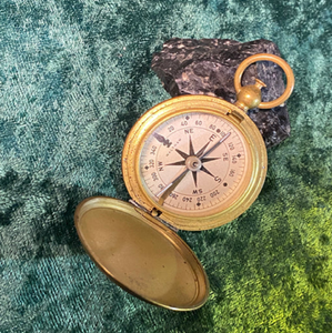 Boussole en laiton phosphorescent SE avec grande bague en or et fond de paysage au prix de gros - Product Image 2