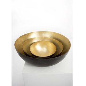 Cuenco artesanal de metal dorado perfecto para servir chocolates, dulces y postres en bodas, fiestas y celebraciones - Product Image 1