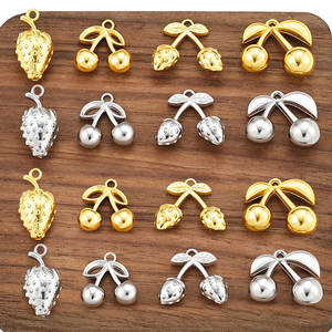 Dijes de fresa y cereza de acero inoxidable 316L chapados en oro PVD de 14K y 18K, personalizados para la fabricación de joyería. - Product Image 3