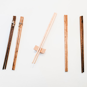 ตะเกียบไม้แบบไม่ทิ้งขยะพร้อมโลโก้ที่แกะสลัก - Product Image 4