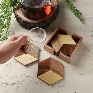 Posavasos de madera con acabado natural que muestra un patrón único de vetas de madera, añadiendo encanto y protección a las mesas en hogares, cafeterías y salones. - Product Image 4
