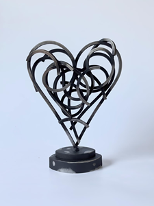 Sculpture coeur en métal moderne Objet d'art abstrait en acier noir pour la décoration intérieure - Product Image 4